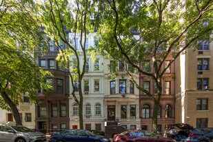 154 W 77th St in New York, NY - Building Photo