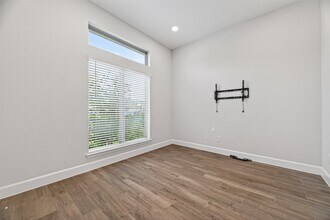 302 Sky Top Dr in Montgomery, TX - Building Photo - Building Photo