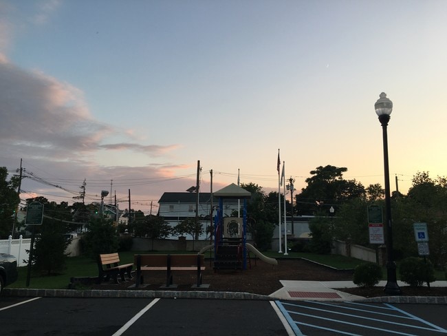 18 Alerica Ln in Franklin Township, NJ - Foto de edificio - Building Photo