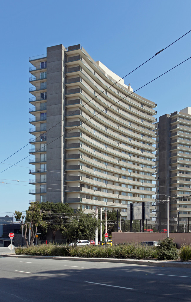 Fontana West Apartment in San Francisco, CA - Foto de edificio - Building Photo