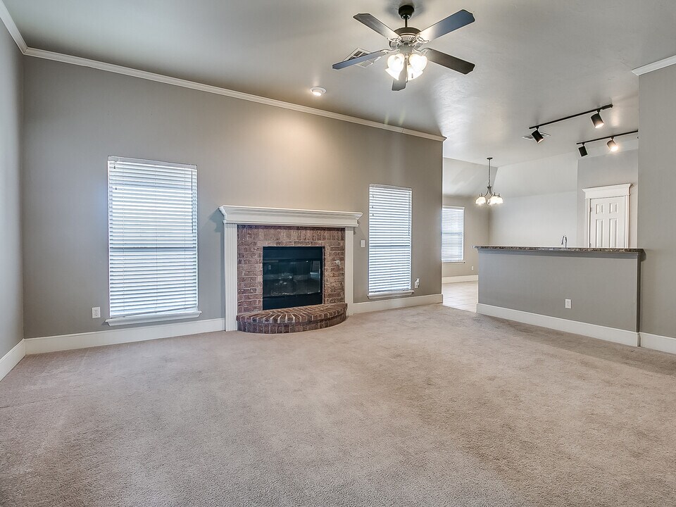 1621 Birchfield Rd in Edmond, OK - Building Photo