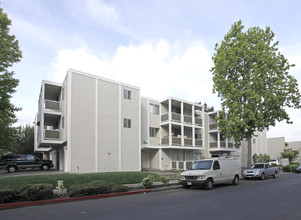 690 Leahy St in Redwood City, CA - Building Photo - Building Photo