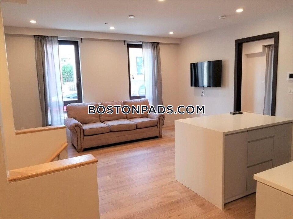 31 Buttonwood St in Boston, MA - Building Photo