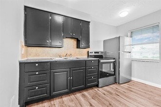 30 Lynn Way in Madeira Beach, FL - Building Photo - Building Photo