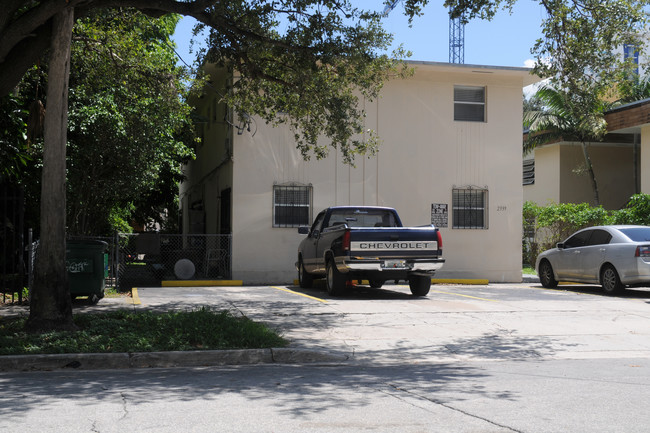 2339 NE 4th Ave in Miami, FL - Foto de edificio - Building Photo