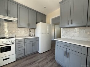 6 Bayberry Ln in Northport, NY - Building Photo - Building Photo