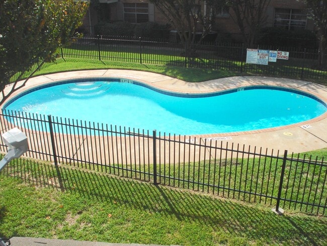 1230 Shadowdale Dr in Houston, TX - Building Photo - Building Photo