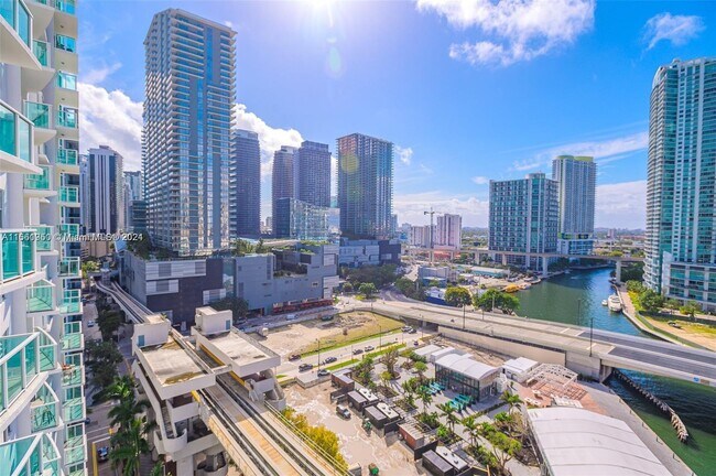 31 SE 5th St, Unit 1911 in Miami, FL - Foto de edificio - Building Photo