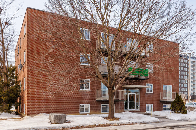 530 Ampère Av in Laval, QC - Building Photo - Building Photo