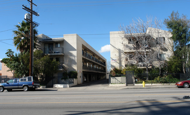 7635 Lankershim Blvd in North Hollywood, CA - Foto de edificio - Building Photo