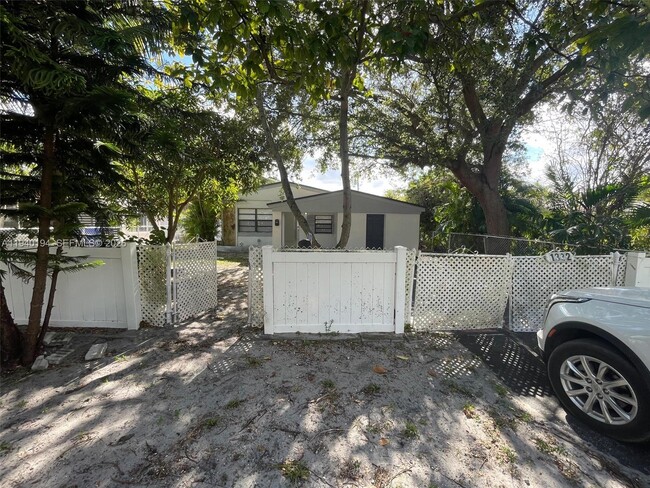 1332 NE 177th St in North Miami Beach, FL - Building Photo - Building Photo