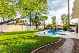 8243 E Rancho Vista Dr in Scottsdale, AZ - Building Photo - Building Photo