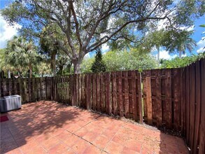 16045 Emerald Cove Rd in Weston, FL - Building Photo - Building Photo