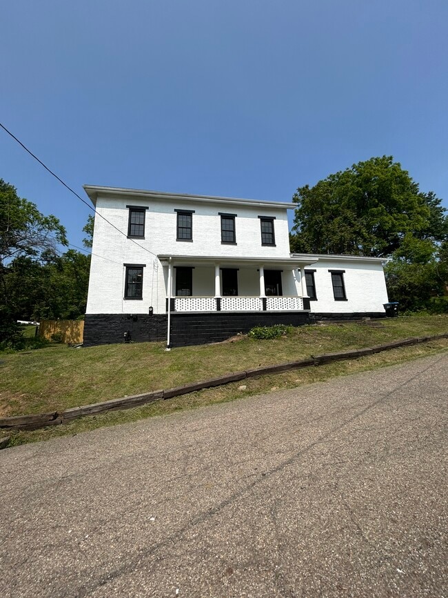 1521 Adamsville Rd in Zanesville, OH - Building Photo - Building Photo