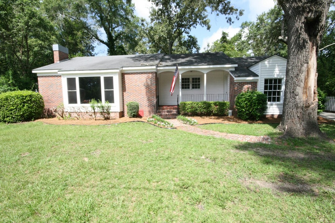 335 N Main St in Statesboro, GA - Building Photo