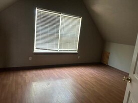 10915 Shady Oaks Dr in Runaway Bay, TX - Building Photo