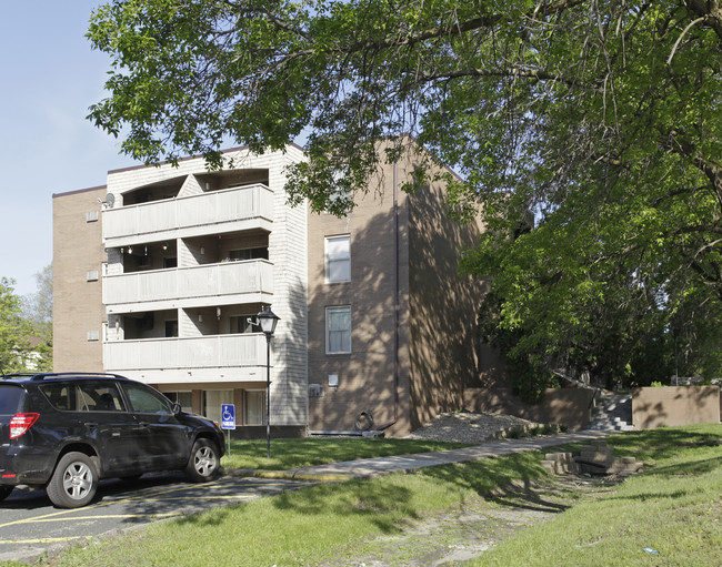 Carousel Apartments in West St. Paul, MN - Building Photo - Building Photo