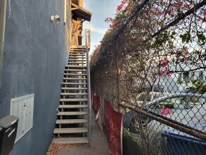2470 Daly St, Unit B in Los Angeles, CA - Foto de edificio - Building Photo