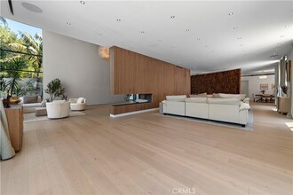 1024 Summit Dr in Beverly Hills, CA - Foto de edificio - Building Photo
