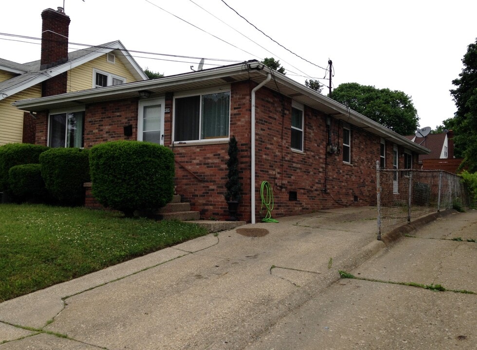 959 Lindsay Ave, Unit 959 in Akron, OH - Foto de edificio