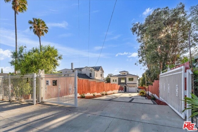 10347 Hillhaven Ave in Los Angeles, CA - Building Photo - Building Photo