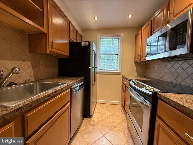 806 S Arlington Mill Dr-Unit -104 in Arlington, VA - Building Photo - Building Photo