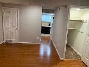 37 Sudley Ford Ct in Chantilly, VA - Foto de edificio - Building Photo