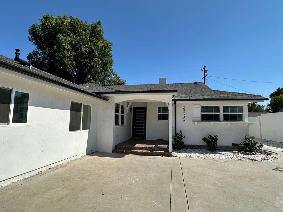 20336 Cantara St in Los Angeles, CA - Building Photo