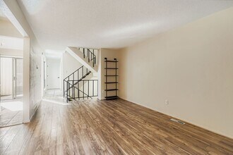 9272 W Utah Ave in Lakewood, CO - Foto de edificio - Building Photo