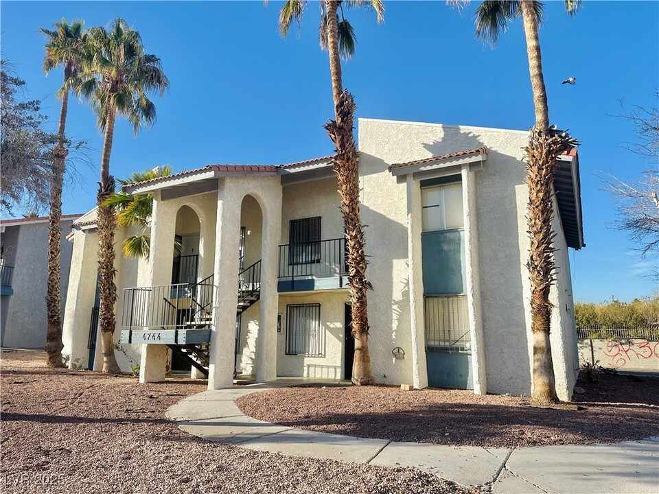 4744 W Sand Creek Ave in Las Vegas, NV - Building Photo