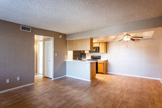 San Marina Apartments in Phoenix, AZ - Foto de edificio - Interior Photo