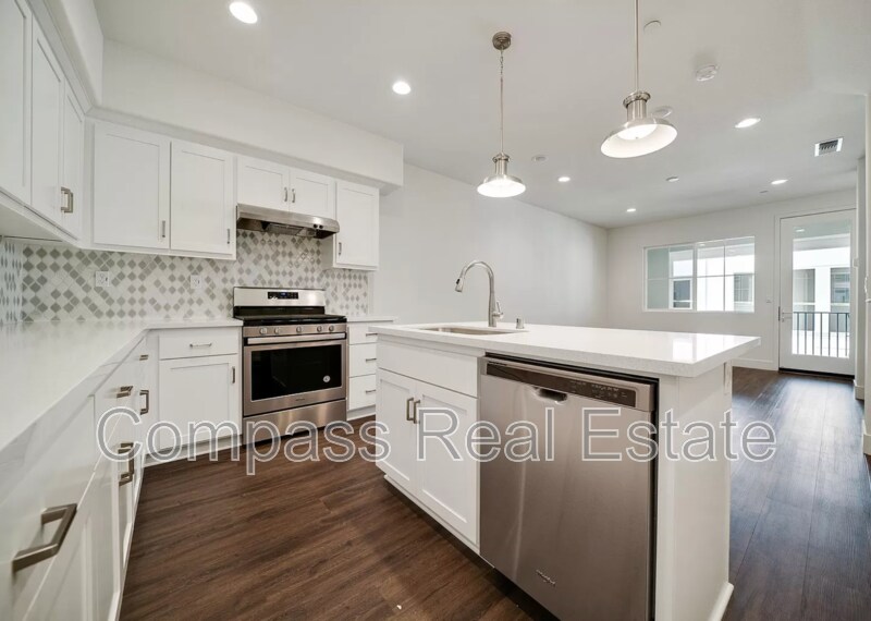 37621 Estuary St in Newark, CA - Building Photo