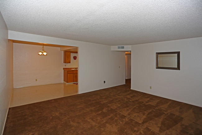 Cabernet Apartments in Red Bluff, CA - Building Photo - Interior Photo