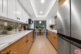 12030 Valleyheart Dr, Unit 101 in Los Angeles, CA - Foto de edificio - Building Photo