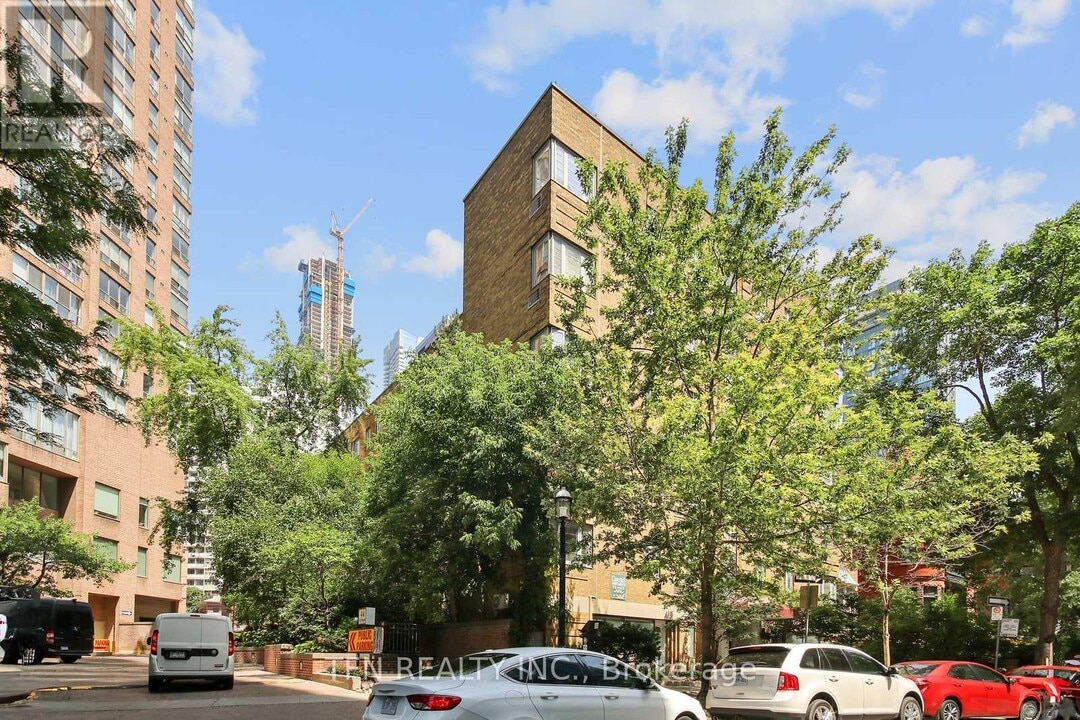 26 St Joseph St in Toronto, ON - Building Photo