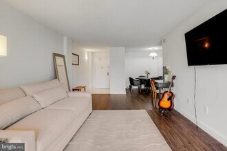 5300 Holmes Run Pkwy in Alexandria, VA - Building Photo - Building Photo