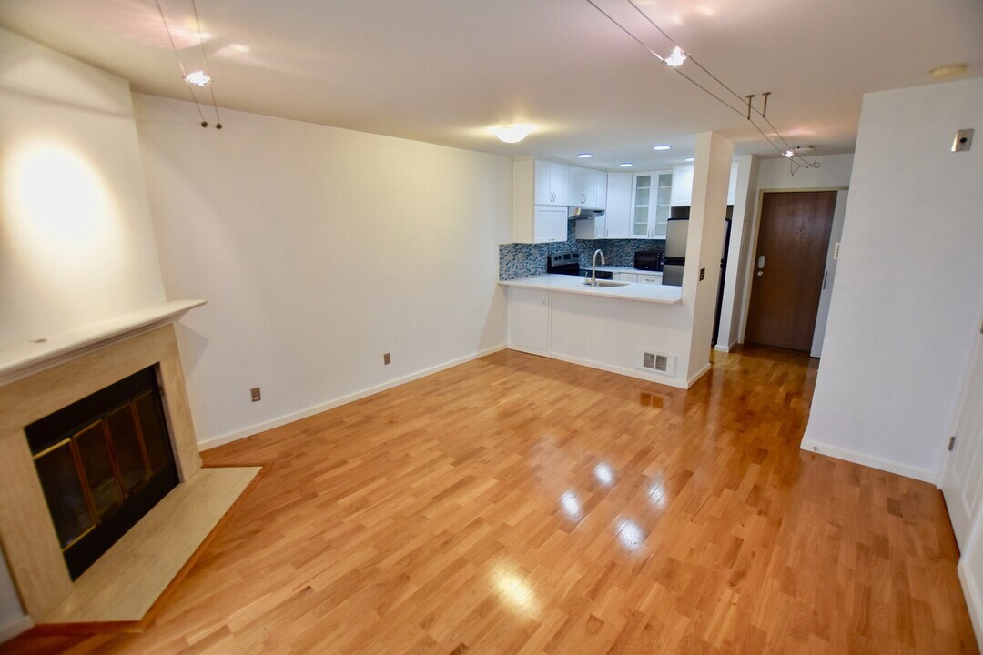 211 Summit Ave E in Seattle, WA - Building Photo
