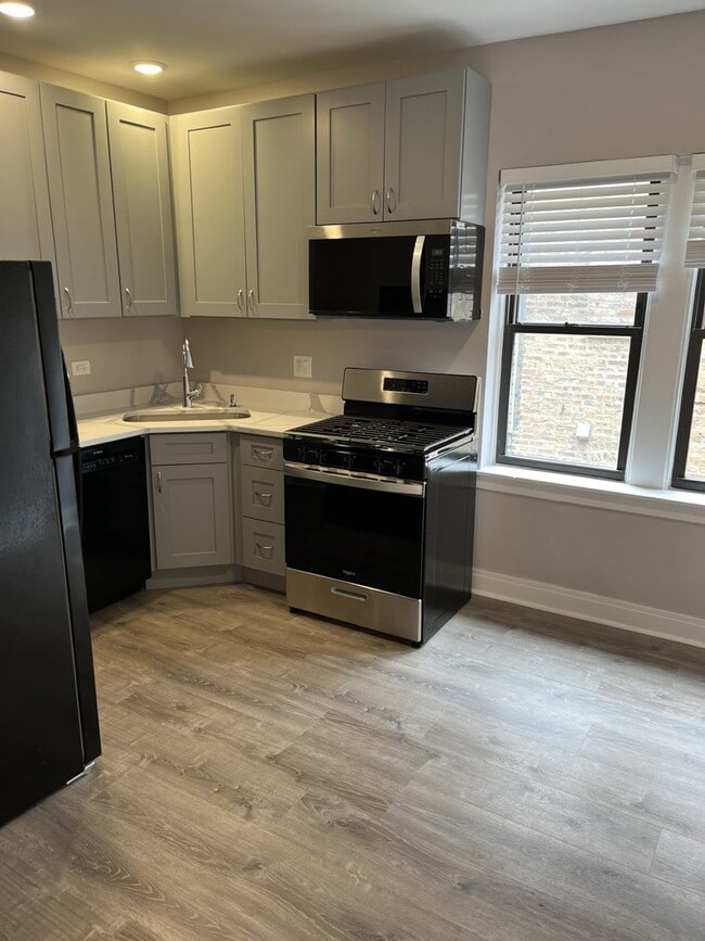 76 E 68th St in Chicago, IL - Building Photo - Building Photo