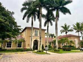 8010 N Nob Hill Rd in Tamarac, FL - Building Photo - Building Photo