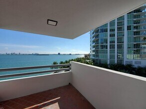 555 NE 30th St, Unit 502 in Miami, FL - Foto de edificio - Building Photo