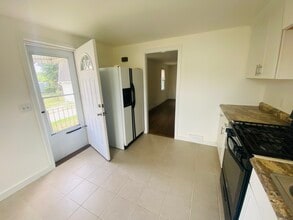 35 Harding Ave in Stratford, CT - Building Photo - Building Photo