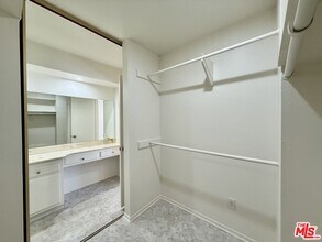 5320 Zelzah Ave in Los Angeles, CA - Building Photo - Building Photo