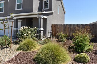 4554 Iris Ct in Merced, CA - Foto de edificio - Building Photo