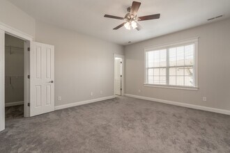 928 White Point Dr in Huntersville, NC - Foto de edificio - Building Photo