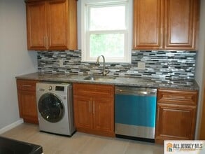 6 Linwood Pl in North Brunswick, NJ - Building Photo - Building Photo