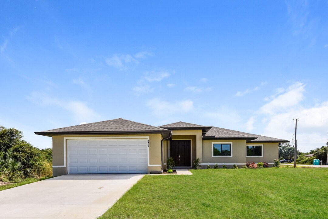 352 Pennfield St in Lehigh Acres, FL - Building Photo
