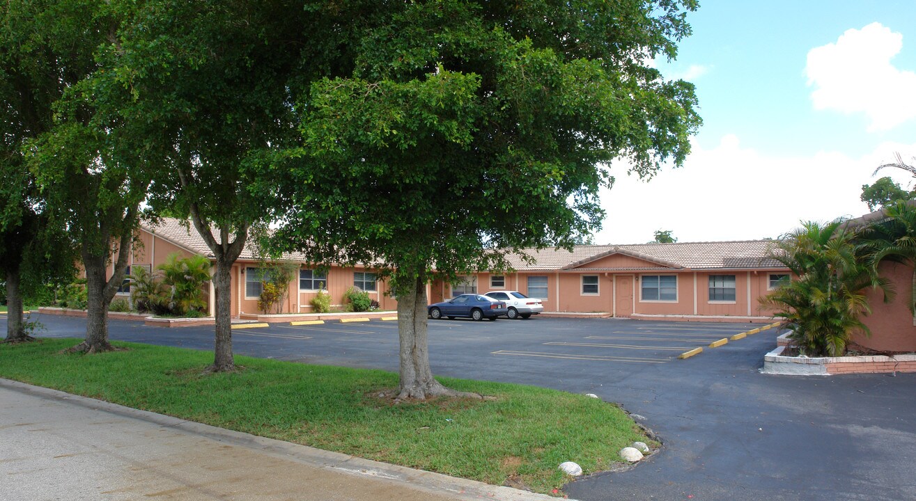 Regency Square in Coral Springs, FL - Foto de edificio