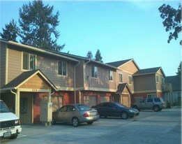 Statesman Village in Salem, OR - Building Photo