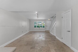 7871 SW 102nd Ln in Miami, FL - Foto de edificio - Building Photo