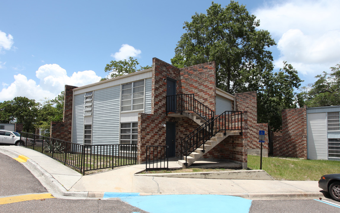 Oakwood Villa in Jacksonville, FL - Building Photo